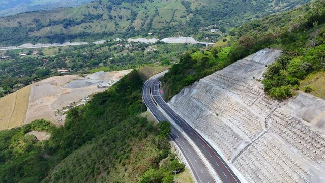 Video a&eacute;reo tomado sobre la carretera conocida como "Conexi&oacute;n Pac&iacute;fico 1" que comunica al Municipio de Amag&aacute; con el corregimiento de Bolombolo.
