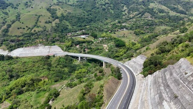 Video a&eacute;reo tomado sobre la carretera conocida como "Conexi&oacute;n Pac&iacute;fico 1" que comunica al Municipio de Amag&aacute; con el corregimiento de Bolombolo.