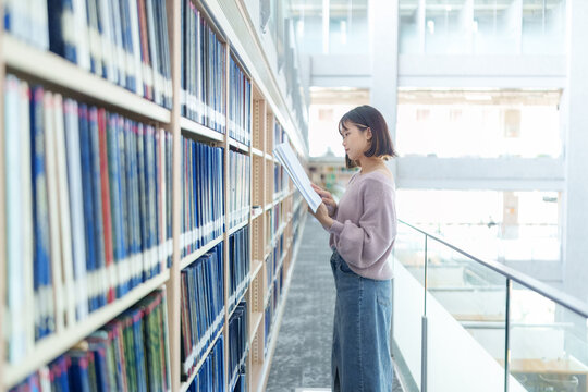 台湾台北市文山区の大学にある美しい図書館で過ごす20歳の台湾人女性の大学生のスローモーション映像 Slow-motion video of a 20-year-old Taiwanese female college student spending time in a beautiful library at a university in Wenshan District, Taipei Ci