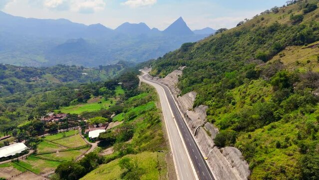 Video a&eacute;reo tomado sobre la carretera conocida como "Conexi&oacute;n Pac&iacute;fico 1" que comunica al Municipio de Amag&aacute; con el corregimiento de Bolombolo.