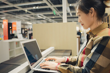 Pay attention to the focus on Chinese female businessmen to view the laptop screen, freelancers use...