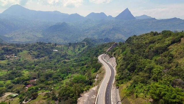 Video a&eacute;reo tomado sobre la carretera conocida como "Conexi&oacute;n Pac&iacute;fico 1" que comunica al Municipio de Amag&aacute; con el corregimiento de Bolombolo.