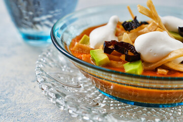 メキシコのトルティージャのスープ　ソパ・デ・トルティージャ（ソパ・アステカ）コピースペースあり
 Mexican tortilla soup　Sopa de Tortilla (Sopa Azteca）with copy space