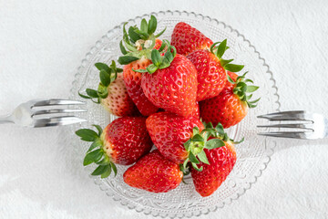 お皿に盛られた真っ赤なイチゴ