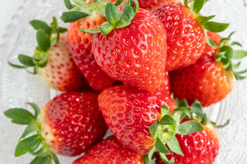 お皿に盛られた真っ赤なイチゴ