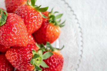 お皿に盛られた真っ赤なイチゴ