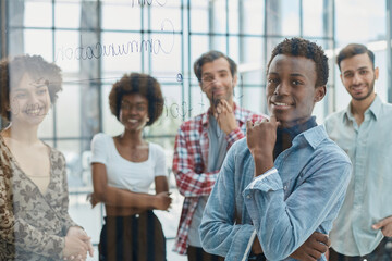 Obraz premium a team of young designers sticking notes on glass in a modern office