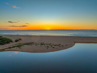 Obraz premium Summer sunrise at the seaside lagoon