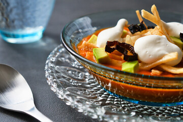 メキシコのトルティージャのスープ　ソパ・デ・トルティージャ（ソパ・アステカ）コピースペースあり　黒背景
 Mexican tortilla soup　Sopa de Tortilla (Sopa Azteca）with copy space, black background
