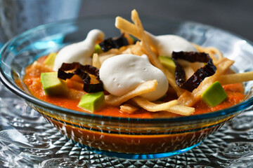 メキシコのトルティージャのスープ　ソパ・デ・トルティージャ（ソパ・アステカ）コピースペースあり　黒背景
 Mexican tortilla soup　Sopa de Tortilla (Sopa Azteca）with copy space, black background
