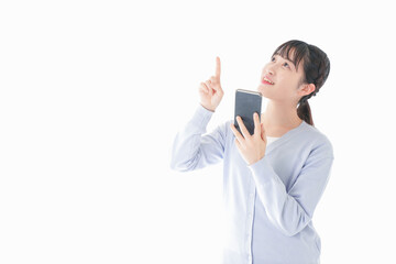 Fototapeta premium IOT家電をスマホで操作する若い女性