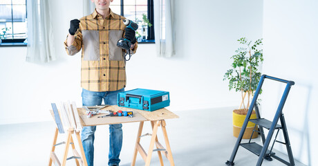 DIY作業をする男性