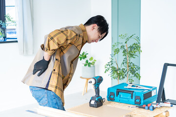 Fototapeta na wymiar DIY作業中に腰を痛める男性