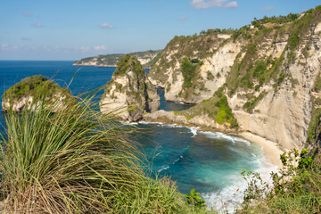 Obraz premium Beautiful diamond beach at Nusa Penida, Bali, Indonesia. Seascape, waves, blue sea and rocks