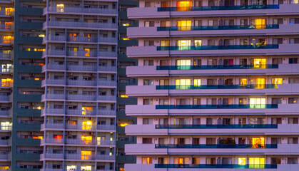 夜のとばりがおりるマンション生活イメージ
