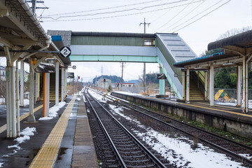 Fototapeta na wymiar 雪が積もった駅構内の風景 鳥取県 湖山駅