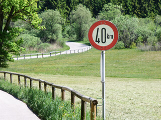 Verkehrszeichen kennzeichnet Tempolimit von 40 km/h