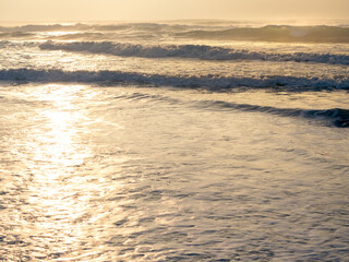朝陽に輝く冬の海　日本千葉県の九十九里浜