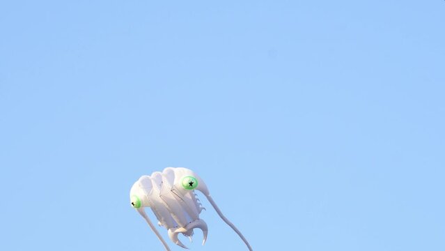Flying kites in the sky, kites in China has a history of more than two thousand years, is China's intangible cultural heritage.