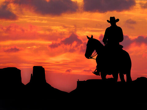 Silhouette Cowboy auf Pferd bei Sonnenuntergang im Monument Valley, USA - Wester Wildwest Tradition - Reise und Tourismus Sehenswürdigkeit 