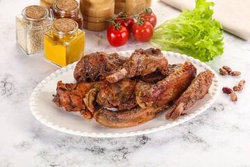 Roasted duck wings with sauce