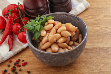 Whinte canned kidney beans in the bowl