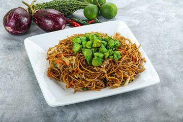 Stir fried noodles with chicken