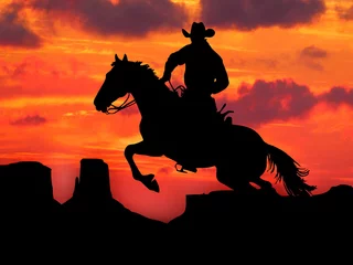 Foto op Plexiglas Silhouette Cowboy auf Pferd bei Sonnenuntergang im Monument Valley, USA - Wester Wildwest Tradition - Freiheit und Weite © fotografiedk