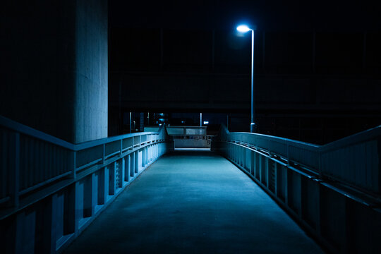 暗い　遊歩道　夜