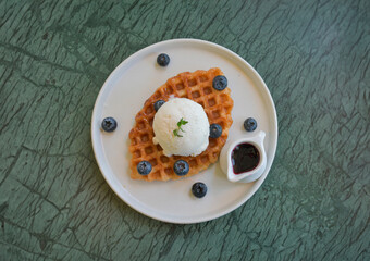 Craffles, baked goods that look like waffles. But soft, sticky, fragrant butter like a croissant Topped with vanilla ice cream Pair with fresh blueberries and blueberry sauce.