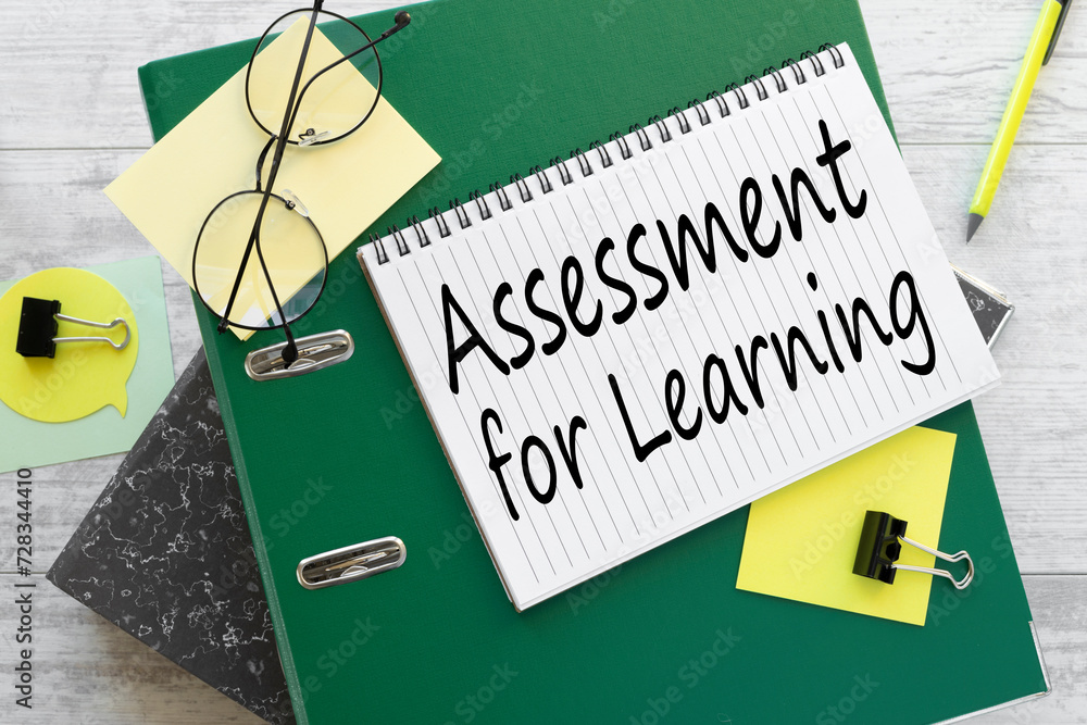 Aufkleber assessment for learning text on a notebook on a green folder