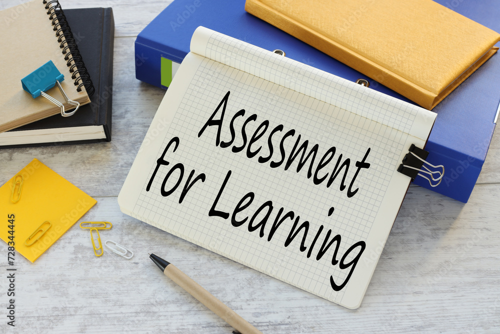 Aufkleber assessment for learning text on a notepad near a blue folder with a yellow notepad