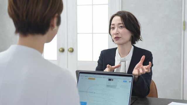 オフィスで会議をする女性2人