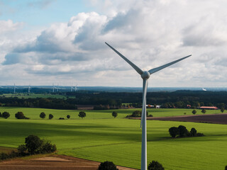 Windkraftanlage vor Landschaft 