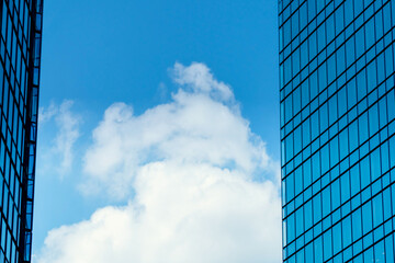 オフィスビルの窓と空