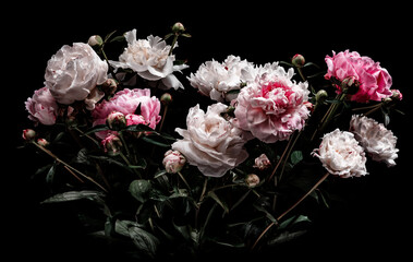 Seitenansicht eines bunten Blumenstrausses mit weissen und rosaroten Pfingstrosen vor einem...