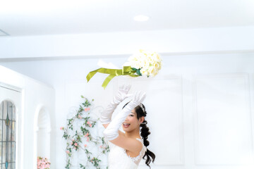 ブーケトスをする花嫁