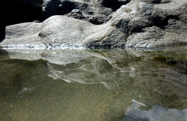 REFLETS DES ROCHERS DANS L'EAU