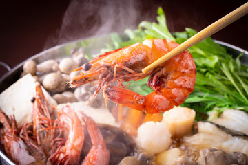 日本の海鮮鍋を食べる