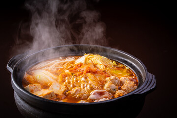 日本のキムチ鍋を食べる 