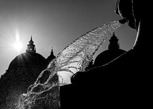 Fontana dei Leoni Roma al centro di Piazza del Popolo. Sotto l'obelisco,  agli angoli di un basamento a gradini, sono poste quattro vasche circolari  da cui sgorgano i getti d'acqua   