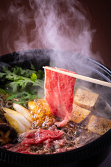 日本の料理、すき焼きを食べる