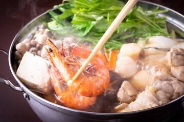 日本の海鮮鍋を食べる
