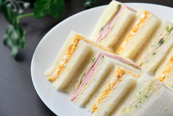 朝食のサンドイッチ