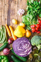 Gemüse Variation auf einem braunen Holz Tisch. Draufsicht.