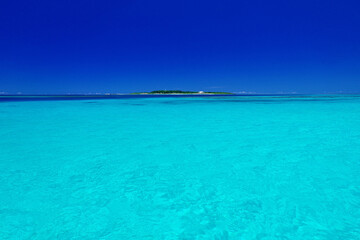 沖縄県鳩間島　瑠璃色の海と鳩間島と青い空