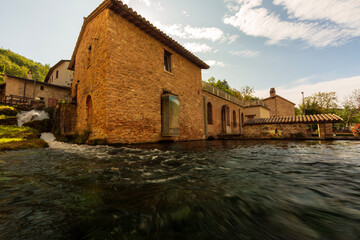 Fototapeta na wymiar Rasiglia in provincia di Perugia comune di Foligno. Il paese attraversato dal fiume Menotre.