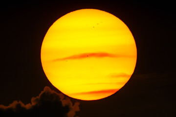 雲から姿を表す黒点のある太陽20220619-7