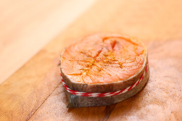For baking, wrap a piece of salmon in a circle, sprinkle with turmeric