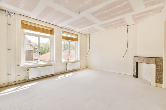 Spacious empty room ready for renovation